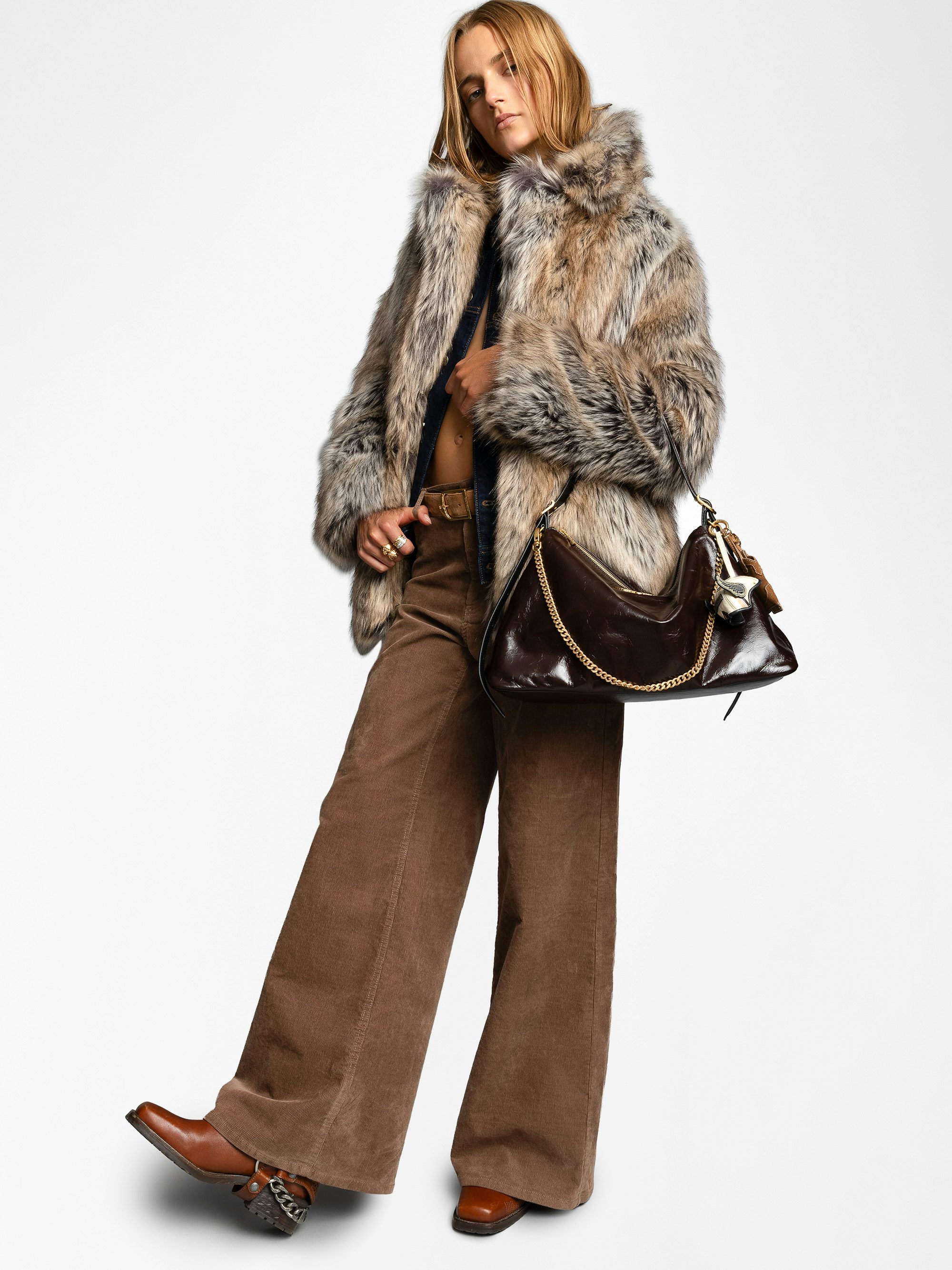 Jim Vintage Patent Bag - Soft leather bag with vintage effect adorned with a chain and a rhinestone wing.